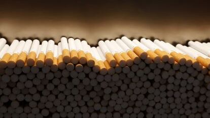 Cigarrillos apilados durante el proceso de producción de British American Tobacco.