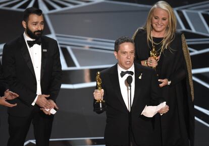 Adrian Molina, Lee Unkrich y Darla K. Anderson recogen el Oscar a mejor película de animación por 'Coco'.