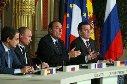 El presidente francés, Jacques Chirac, en conferencia de prensa en el Elíseo, junto a José Luis Rodríguez Zapatero, Vladímir Putin y Gerhard Schröder.