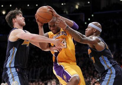 Bryant protege el bal&oacute;n ante Gallinari y Harrington.