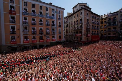 Miles de personas participan en el Chupinazo en la plaza del Ayuntamiento de Pamplona.