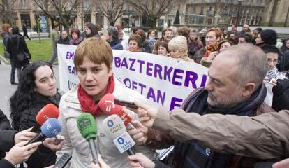 La secretaria general de LAB, Ainhoa Etxaide, contesta a los periodistas durante una movilización convocada por su sindicato en San Sebastián.