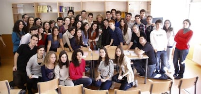 Aguirre, con los alumnos a los que visitó ayer en el instituto de San Mateo.