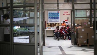 Pacientes esperando su turno en un hospital de Manquehue, el norte de Santiago de Chile. 