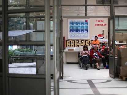 Pacientes esperando su turno en un hospital de Manquehue, el norte de Santiago de Chile. 