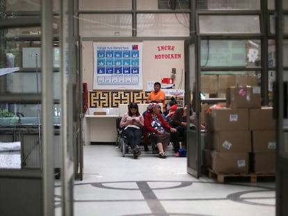 Pacientes esperando su turno en un hospital de Manquehue, el norte de Santiago de Chile. 