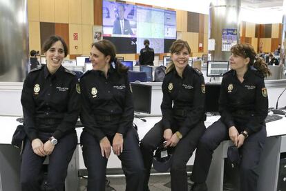 Las hermanas Mati (2d), Feli (d) y Mariví (2i), junto a la hija de esta última, Belén (i), son cuatro de las 8.787 mujeres que forman parte del Cuerpo Nacional de Policía