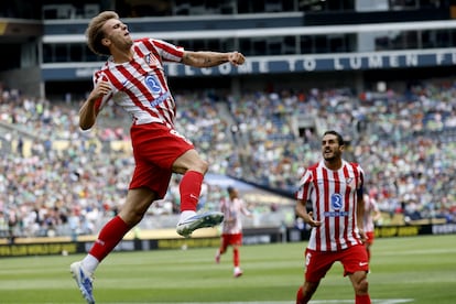 Barrios celebra el segundo de sus dos goles al Seattle Saunders.