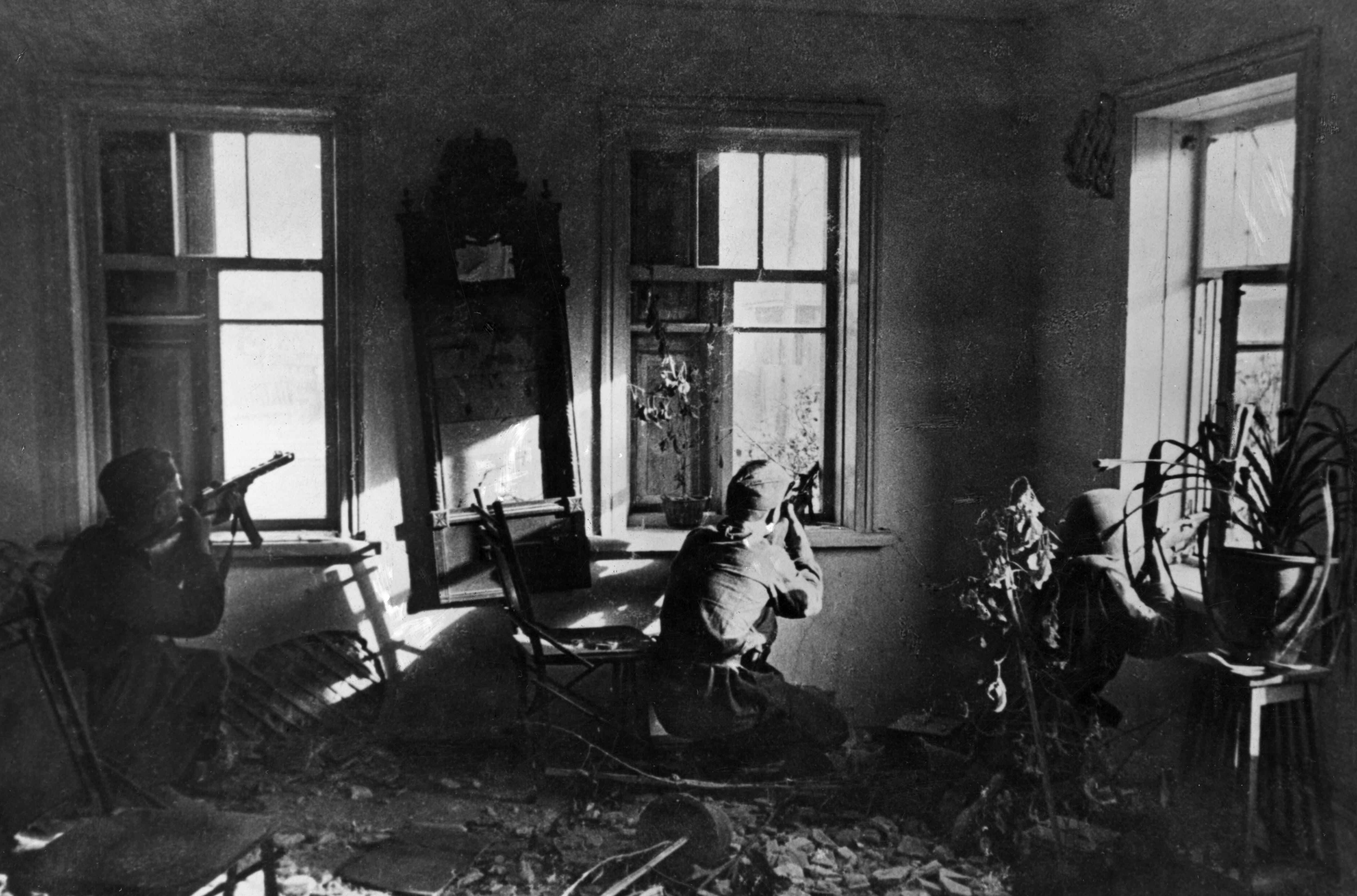 Francotiradores soviéticos disparan al enemigo desde una casa en la batalla de Stalingrado, durante la II Guerra Mundial.  