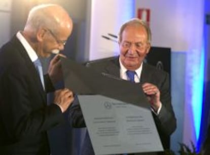 El Rey Juan Carlos, junto al presidente del consorcio automovil&iacute;stico alem&aacute;n Daimler, Dieter Zetsche, durante la presentaci&oacute;n de los nuevos modelos Clase V y Vito en la f&aacute;brica de Mercedes Benz de Vitoria.