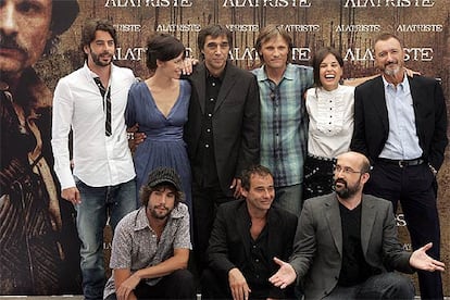 De izquierda a derecha, Eduardo Noriega, Ariadna Gil, Agustín Díaz Yanes, Viggo Mortensen, Elena Anaya y Arturo Pérez-Reverte. En primer término, Unax Ugalde, Eduard Fernández y Javier Cámara, ayer en Madrid.