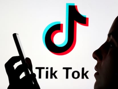 Una persona sujeta un móvil con el logo de TikTok.