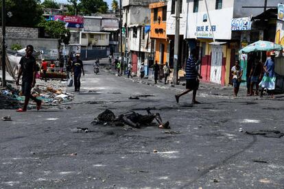 Un cadáver de un hombre, presuntamente un ladrón, tirado en medio de la calle, en Puerto Príncipe (Haití), el 13 de junio de 2019.