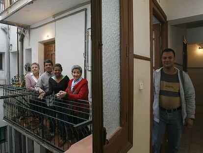 Algunos de los vecinos que viven en el número 18 de la calle de Goiri.