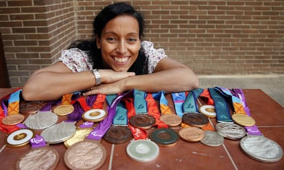 La nadadora paralímpica española Teresa Perales posa con sus 22 de sus 26 medallas ganadas durante los Juegos Paralímpicos, en septiembre de 2012.