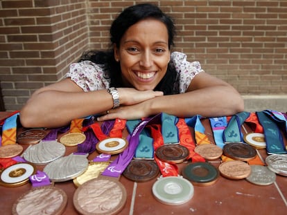 La nadadora paralímpica española Teresa Perales posa con sus 22 de sus 26 medallas ganadas durante los Juegos Paralímpicos, en septiembre de 2012.