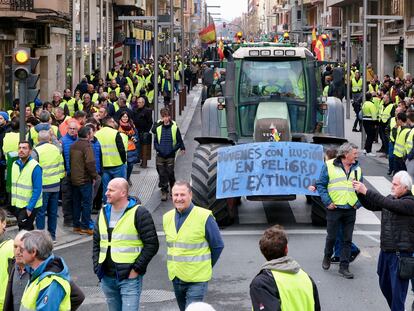 Concentración de agricultores este jueves por el centro de Logroño.