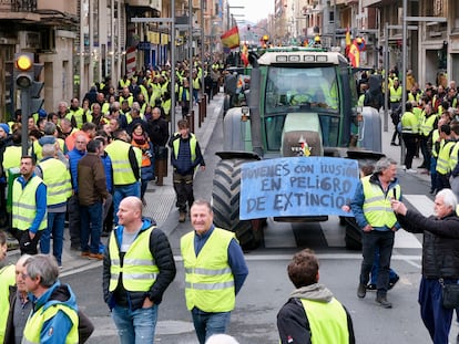 Concentración de agricultores este jueves por el centro de Logroño.