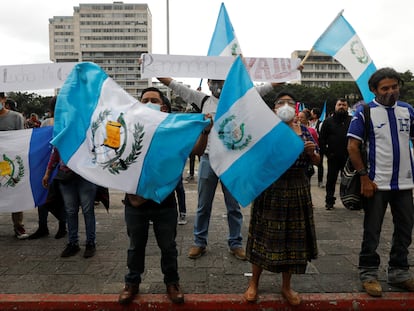 Manifestantes frente al edificio del Congreso en Ciudad de Guatemala, el pasado 22 de noviembre.