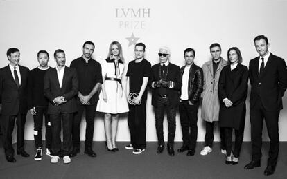 De izquierda a derecha: Jean-Paul Claverie, Humberto Leon, Marc Jacobs, Riccardo Tisci, Delphine Arnault, el premiado Thomas Tait, Karl Lagerfeld, Nicolas Ghesquière, Raf Simons, Phoebe Philo y Pierre-Yves Roussel.