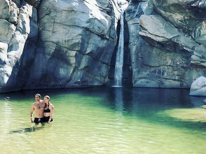 Gwyneth Paltrow dándose un baño en el paradisiaco Lago Verde, al norte de Chile.