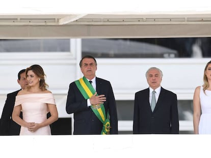 O presidente Jair Bolsonaro, entre a primeira-dama, Michelle, o ex-presidente Michel Temer (à dir.) e a ex-primeira-dama Marcela, durante a cerimônia de posse em Brasília