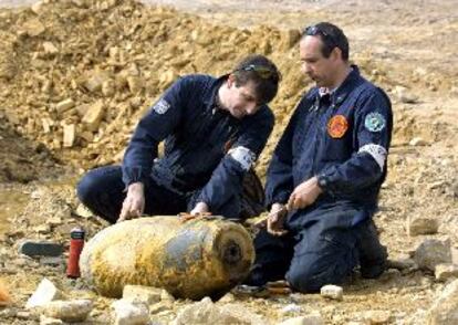 Artificieros franceses inspeccionan, el jueves, una bomba de 250 kilos de la II Guerra Mundial en Lorient.