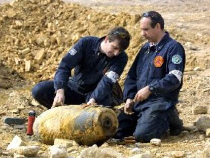 Artificieros franceses inspeccionan, el jueves, una bomba de 250 kilos de la II Guerra Mundial en Lorient.