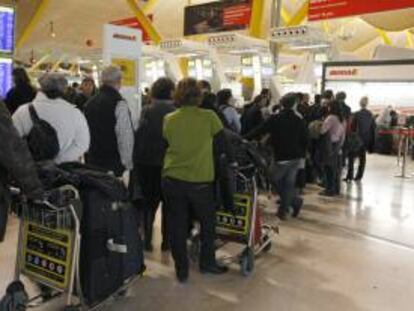 Decenas de turistas hacen cola en el aeropuerto de Madrid-Barajas. EFE/Archivo