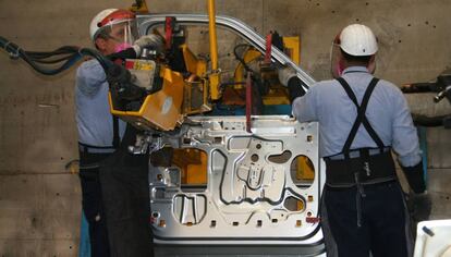 Trabajadores de CIE Automotive en una imagen de archivo.