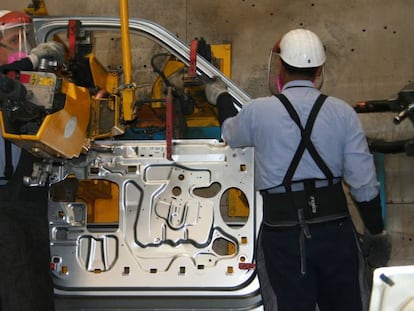 Trabajadores de CIE Automotive en una imagen de archivo.