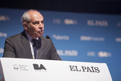 El director del diario El País, Antonio Caño, da la bienvenida al foro.