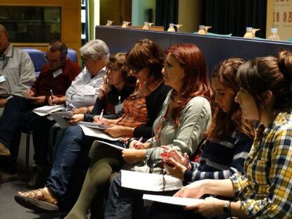 Diputadas de Podemos, PSPV, Comprom&iacute;s, en el centro, con los representantes de entidades memorialistas.