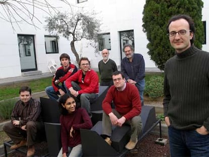 Marco Schorlemmer (derecha), junto a otros científicos del Instituto de Investigación en Inteligencia Artificial, en Barcelona.