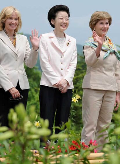 La esposa del primer ministro de Canadá, Laureen Harper; la del primer ministro japonés, Kiyoko Fukuda; y la del presidente de Estados Unidos, Laura Bush