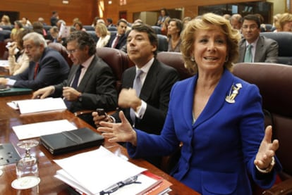 La presidenta madrileña, Esperanza Aguirre, con diputados del PP.