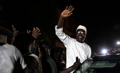 Khalifa Sall, líder opositor en Senegal, saluda a sus seguidores tras ser liberado de prisión el 29 de septiembre en Dakar.