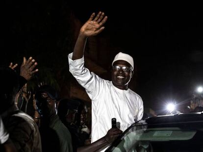 Khalifa Sall, líder opositor en Senegal, saluda a sus seguidores tras ser liberado de prisión el 29 de septiembre en Dakar.