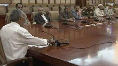 Imagen de la reunión televisada entre el presidente de Yemen y responsables militares.