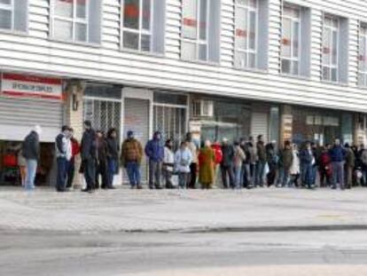 Varias personas ante una oficina del INEM. EFE/Archivo