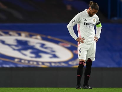 Sergio Ramos se lamenta sobre el césped de Stamford Bridge.