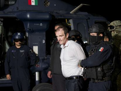El Güero Palma es escoltado en un hangar de la policía en Ciudad de México, después de su detención en junio de 2016.
