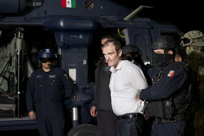 El Güero Palma es escoltado en un hangar de la policía en Ciudad de México, después de su detención en junio de 2016.