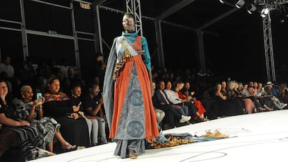 Una modelo desfila en la Semana de la Moda de Sudáfrica el 26 de octubre en Sandton.