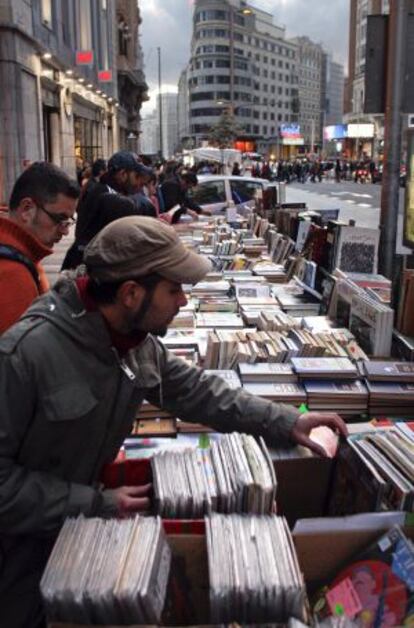 Venta callejera en la Gran Vía el Día del Libro.