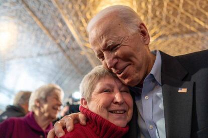 Joe BIden, con una votante en Iowa.