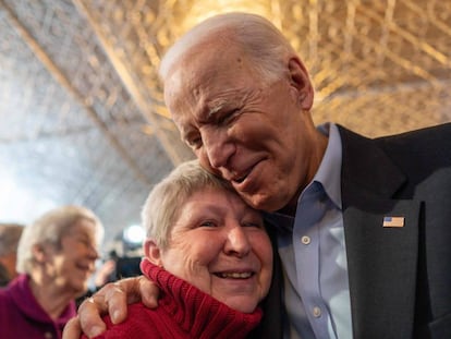 Joe BIden, con una votante en Iowa.