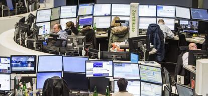 Operadores de la Bolsa de Fráncfort, Alemania.