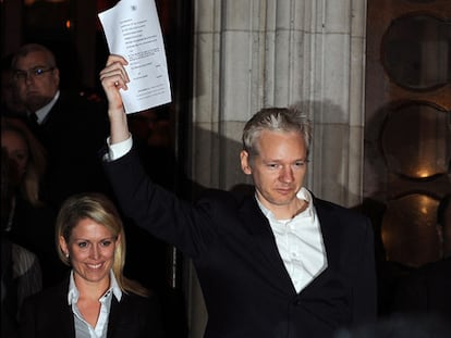 Julian Assange, a su salida del tribunal de Londres tras depositar la fianza.