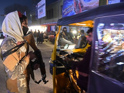 Un talibán armada patrulla en las calles de Jalalabad, el pasado diciembre.